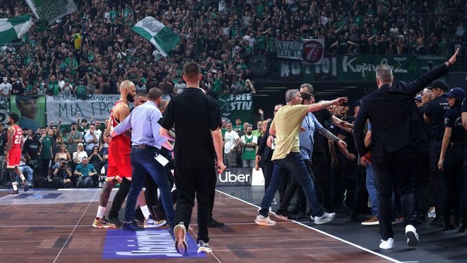 Jen z fotografií lze poznat, že řecké finále bylo pořádně bouřlivé