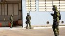 Brazilian army soldiers wearing chemical suits participate in an anti-terror simulation exercise as part of the preparation for the upcoming 2013 FIFA Confederations Cup in Brasilia. May 22, 2013. About 100 soldiers took part in the exercise which include preventive strikes against chemical, biological and radiological weapons conducted around Mane Garrincha National Stadium, according to an official statement. REUTERS/Ueslei Marcelino (BRAZIL - Tags: SPORT SOCCER MILITARY) Published: Kvě. 22, 2013, 9:37 odp.