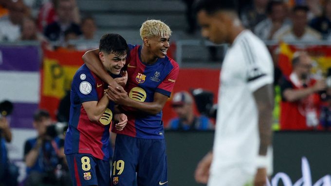 Fotbalisté Barcelony slaví gól proti Realu