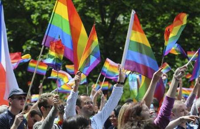 Shromáždění gayů a lesbiček v Bratislavě napadli neonacisté.