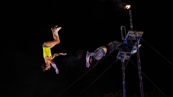 Akrobatickou show francouzského souboru na kamionovém návěsu sledovalo několik tisíc lidí.