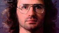 David Koresh se narodil 17. srpna 1959 v texaském Houstonu jako Vernon Wane Howell. Jeho matce tehdy bylo pouhých 14 let, jeho otec ji ještě před jeho narozením opustil kvůli jiné mladé dívce. K davidiánům, vycházejícím z Církve adventistů sedmého dne, se přidal v roce 1981. Od té doby stoupal na pomyslném žebříčku, až po různých neshodách, potyčkách, a dokonce i přestřelce se postavil do čela sekty. Na policejním snímku je zachycen po zatčení 3. listopadu 1987.