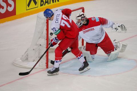Sebastian Dahm a Filip Chytil v zápase Česko - Dánsko na MS 2021