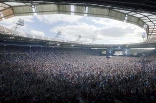 Ukázka z filmu Bohemian Rhapsody  z roku 2018, v němž díky digitálním trikům znovu ožil starý stadion ve Wembley.