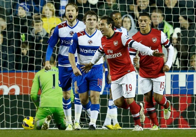 Ofenzivní hráč Arsenalu Santi Cazorla (druhý zprava) slaví gól v sítí Readingu.