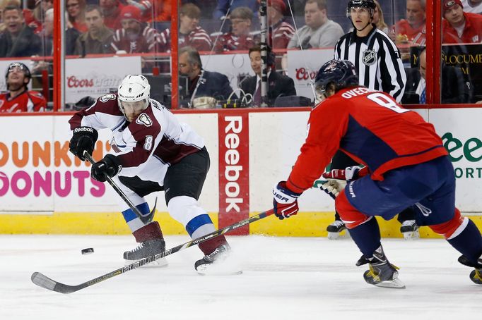 NHL, Colorado - Washington: Jan Hejda (vlevo)  - Alexander Ovečkin