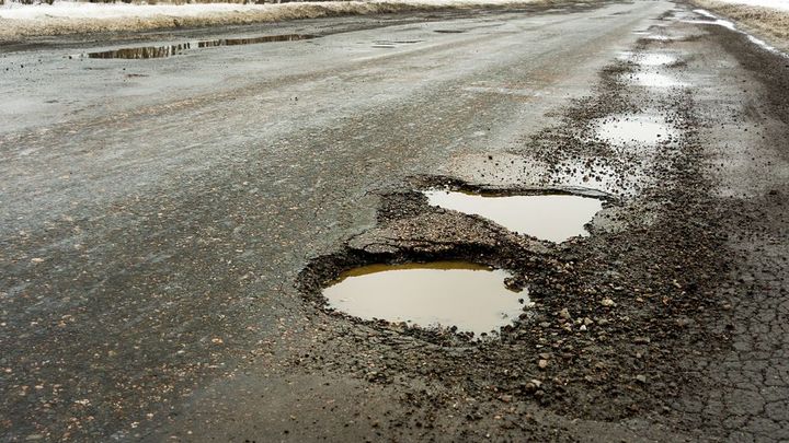 Zaplatí silničáři zničenou pneumatiku? Vše hned dokumentujte, odškodnění má pravidla; Zdroj foto: Shutterstock