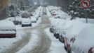 Zapadaná pražská sídliště. Kdo nemusel, raději nevyjížděl. Na snímku Sněženková ulice na Zahradním Městě.