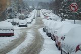 Zapadaná pražská sídliště. Kdo nemusel, raději nevyjížděl. Na snímku Sněženková ulice na Zahradním Městě.