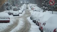 Zapadaná pražská sídliště. Kdo nemusel, raději nevyjížděl. Na snímku Sněženková ulice na Zahradním Městě.