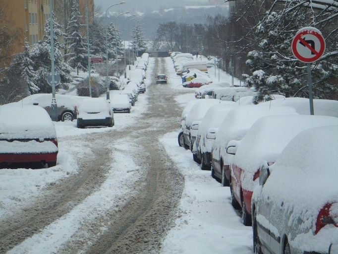 Zapadaná pražská sídliště. Kdo nemusel, raději nevyjížděl. Na snímku Sněženková ulice na Zahradním Městě.