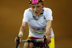Zemřel nejstarší cyklista světa. Ve 105 letech ujel za hodinu neuvěřitelnou štreku