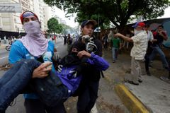 Při demonstracích ve Venezuele zemřelo jedenáct lidí. Na západě Caracasu evakuovali porodnici