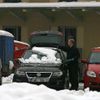 Po kalamitě přišlo oteplení. A těžký sníh padá ze střech