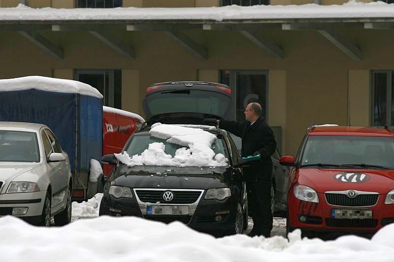 Po kalamitě přišlo oteplení. A těžký sníh padá ze střech