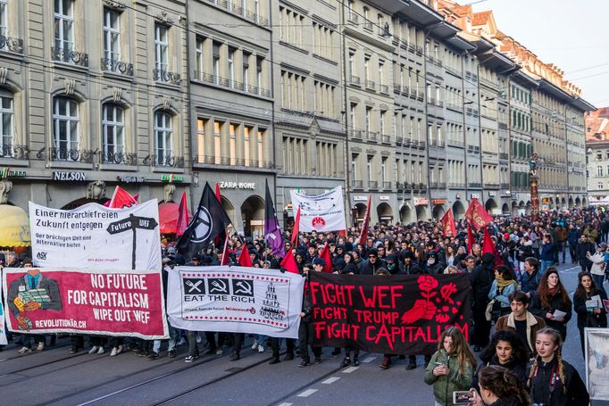 Protest proti Donaldu Trumpovi ve švýcarském Bernu před začátkem Světového ekonomického fóra v Davosu.