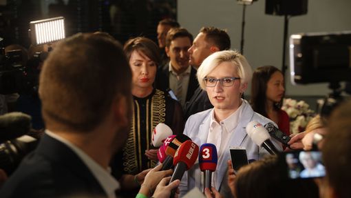 Karla Šlechtová z ANO 2011 podává vyjádření zástupcům médií.