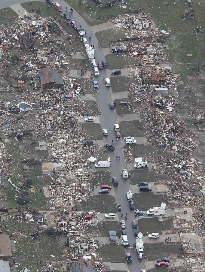 An aerial view of damage in a neighborhood in Moore, Oklahoma May 21, 2013, in the aftermath of a tornado which ravaged the suburb of Oklahoma City. Rescuers went building to building in search of victims and thousands of survivors were homeless on Tuesday, a day after a massive tornado tore through Moore, wiping out whole blocks of homes and killing at least 24 people. Seven children died at the school which took a direct hit in the deadliest tornado to hit the United States in two years. REUTERS/Rick Wilking (UNITED STATES - Tags: DISASTER) Published: Kvě. 21, 2013, 10:13 odp.