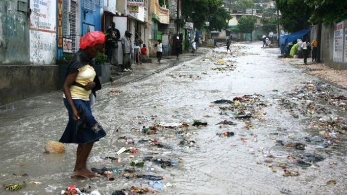 Deště při hurikánu Gustav v hlavním městě Haiti Port-au-Prince. Většina lidí na ostrově zemřela při sesuvech půdy