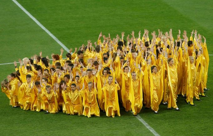 Tanečnice před zahájením utkání mezi Švédskem a Anglií ve skupině D na Euru 2012.