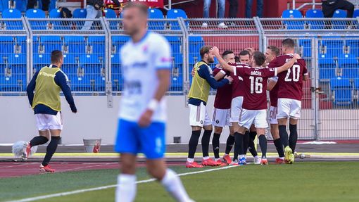 Hráči Sparty se radují z prvního gólu v zápase 13. kola F:L Baník - Sparta