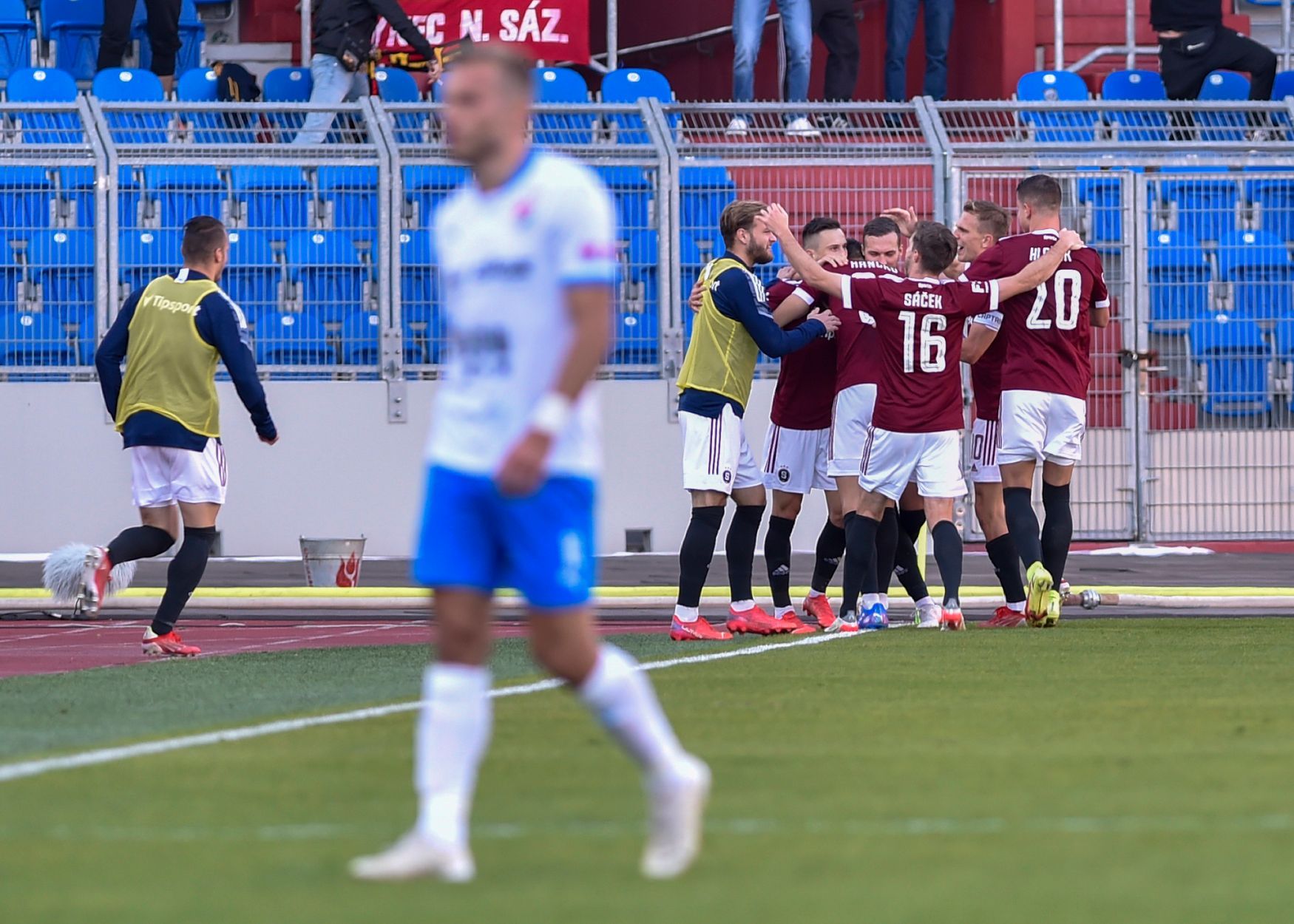 Hráči Sparty se radují z prvního gólu v zápase 13. kola F:L Baník - Sparta