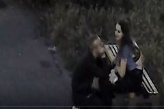 Policie kvůli posprejování Karlova mostu hledá muže a ženu. Zveřejnila jejich záběry