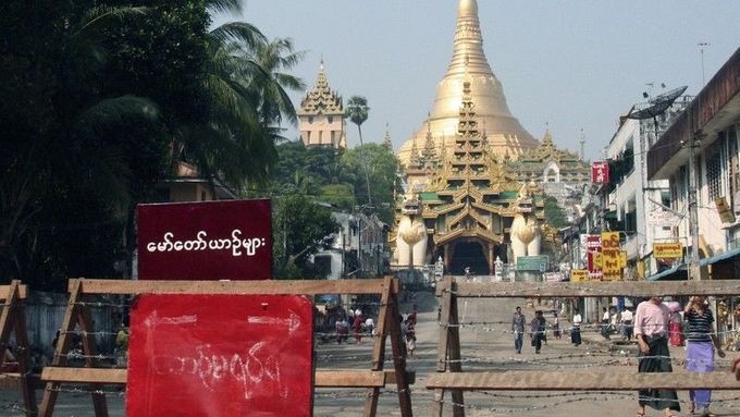 Pagoda Shwedagon, nejvýznamnější buddhistické místo v Barmě, v polovině října. Ostnaté dráty má policie připraveny i tentokrát.