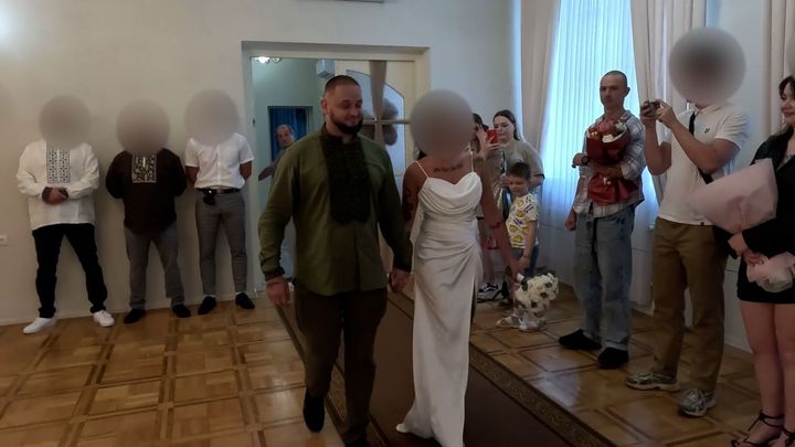 "Radši bych motorku, stálo to ranec." Slovák z Azovu si bral krásku z Oděsy; Zdroj foto: Petr Židek