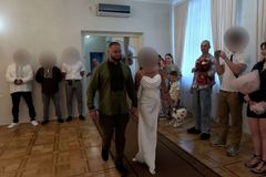 "Radši bych motorku, stálo to ranec." Slovák z Azovu si bral krásku z Oděsy
