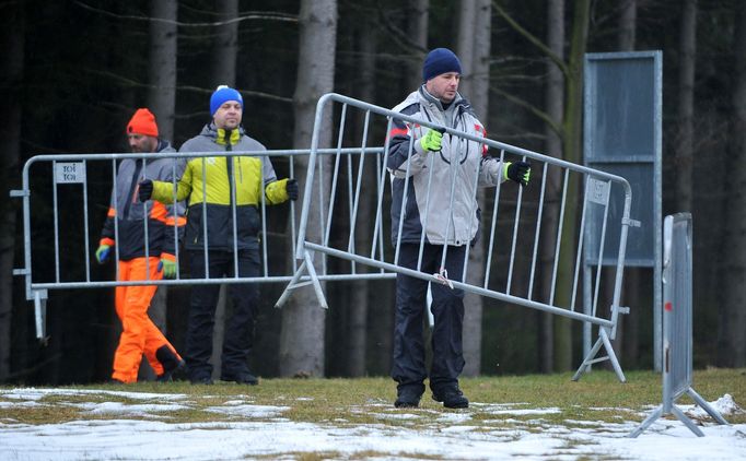 Dělníci demontují oplocení ke vstupu, které již nebude potřeba.