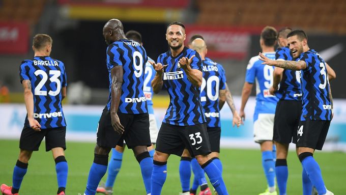 Radost fotbalistů Interu Milán v zápase proti Neapoli.