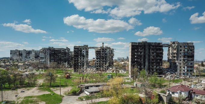 Letecký pohled ukazuje zdevastované obytné bloky v Mariupolu, Ukrajina, 27. 4. 2022