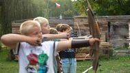 Střelci stojí s rozestupy v jedné řadě, když vyprázdní svůj toulec, rohlédnou se a vyčkají, až jejich parťáci vystřelí poslední šíp...