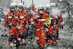 Severovýchod Japonska pokryl sníh, záchranářům to komplikuje práci
