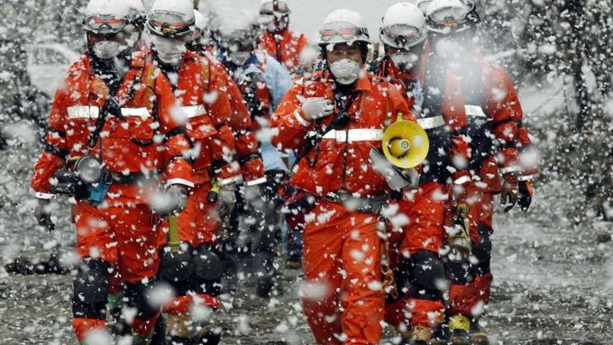 Severovýchod Japonska pokryl sníh, záchranářům to komplikuje práci