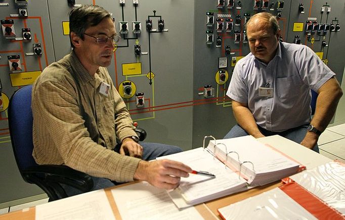 V Dukovanech havárii simulují na podrobném trenažéru elektrárny. Do nácviku se zapojila většina z asi dvou tisíc lidí, kteří se zrovna v areálu elektrárny nacházejí.