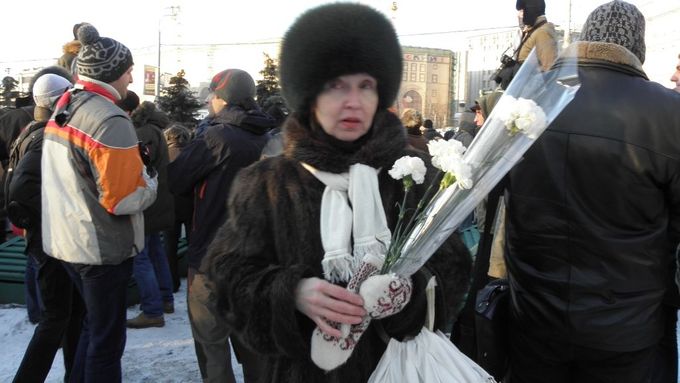 Protestující s květinami (protivládní demonstrace v Moskvě, 15. prosince 2012)
