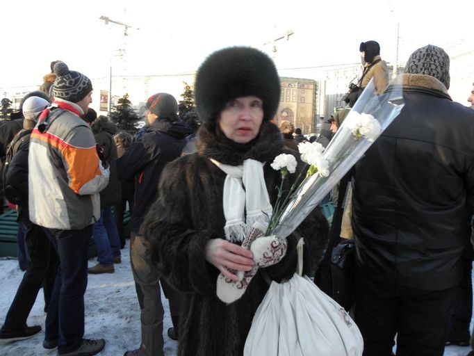 Protestující s květinami (protivládní demonstrace v Moskvě, 15. prosince 2012)