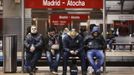 Commuters wait for trains at Atocha rail station during a 24-hour nationwide general strike in Madrid, November 14, 2012. Spanish and Portuguese workers staged the first coordinated strike across the Iberian peninsula on Wednesday, shutting down transport, grounding flights and closing schools to protest austerity measures and tax hikes. REUTERS/Paul Hanna (SPAIN - Tags: POLITICS CIVIL UNREST BUSINESS EMPLOYMENT TRANSPORT TPX IMAGES OF THE DAY) Published: Lis. 14, 2012, 8:54 dop.