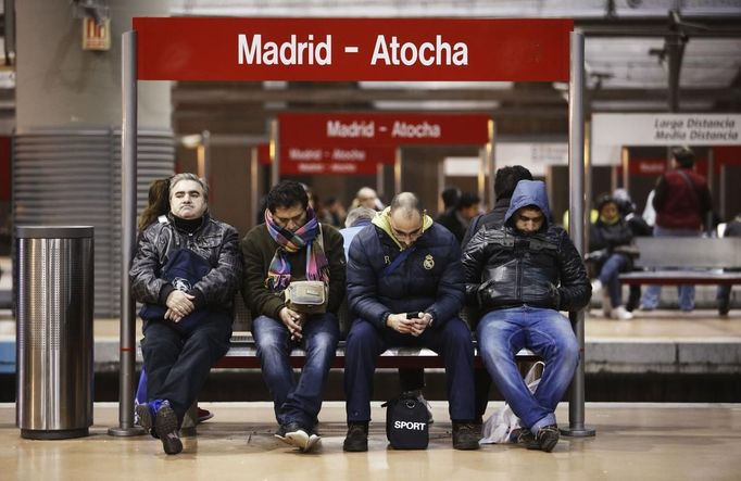 Commuters wait for trains at Atocha rail station during a 24-hour nationwide general strike in Madrid, November 14, 2012. Spanish and Portuguese workers staged the first coordinated strike across the Iberian peninsula on Wednesday, shutting down transport, grounding flights and closing schools to protest austerity measures and tax hikes. REUTERS/Paul Hanna (SPAIN - Tags: POLITICS CIVIL UNREST BUSINESS EMPLOYMENT TRANSPORT TPX IMAGES OF THE DAY) Published: Lis. 14, 2012, 8:54 dop.