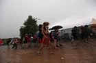 Účastníky festivalu v úterním odpoledni přivítaly přívalové deště.