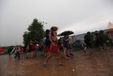 Účastníky festivalu v úterním odpoledni přivítaly přívalové deště.