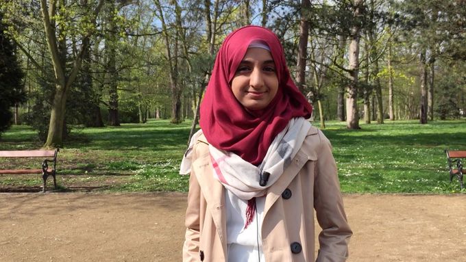 Urážky jsou normální věc, se kterou se setkává každá muslimka, přestěhování nebo změna školy by ale nic nevyřešily, říká studentka Eman Ghaleb