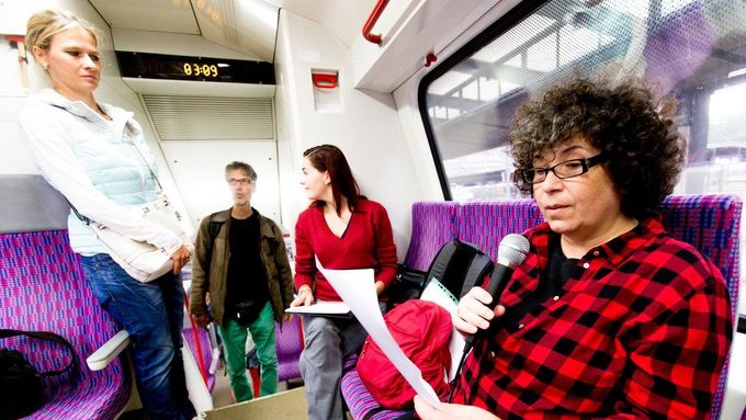 Irena Dousková (vpravo) je na dva roky starém snímku z festivalu Čtení ve vlaku.