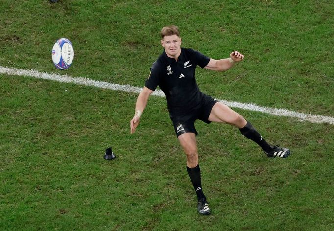 Finále MS 2023 v ragby, Nový Zéland - Jižní Afrika: Jordie Barrett neproměňuje trestný kop.