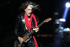 Kytarista skupiny Aerosmith zkolaboval na pódiu, z koncertu ho odvezla sanitka