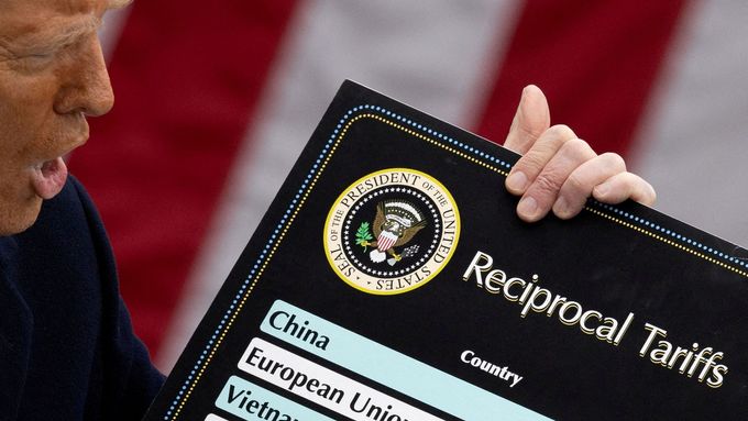 Americký prezident Donald Trump ohlašuje reciproční cla v Bílém domě. 2. dubna 2025.