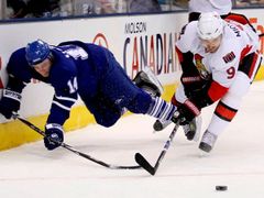 Milan Michálek (Ottawa) bojuje o puk s Mattem Stajanem (Toronto) v úterním utkání NHL.