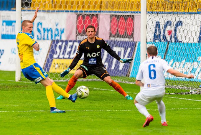 Petr Kodeš z Teplic, brankář Teplic Tomáš Grigar a Tomáš Malinský z Liberce v zápase 23. kola první ligy Teplice - Liberec.